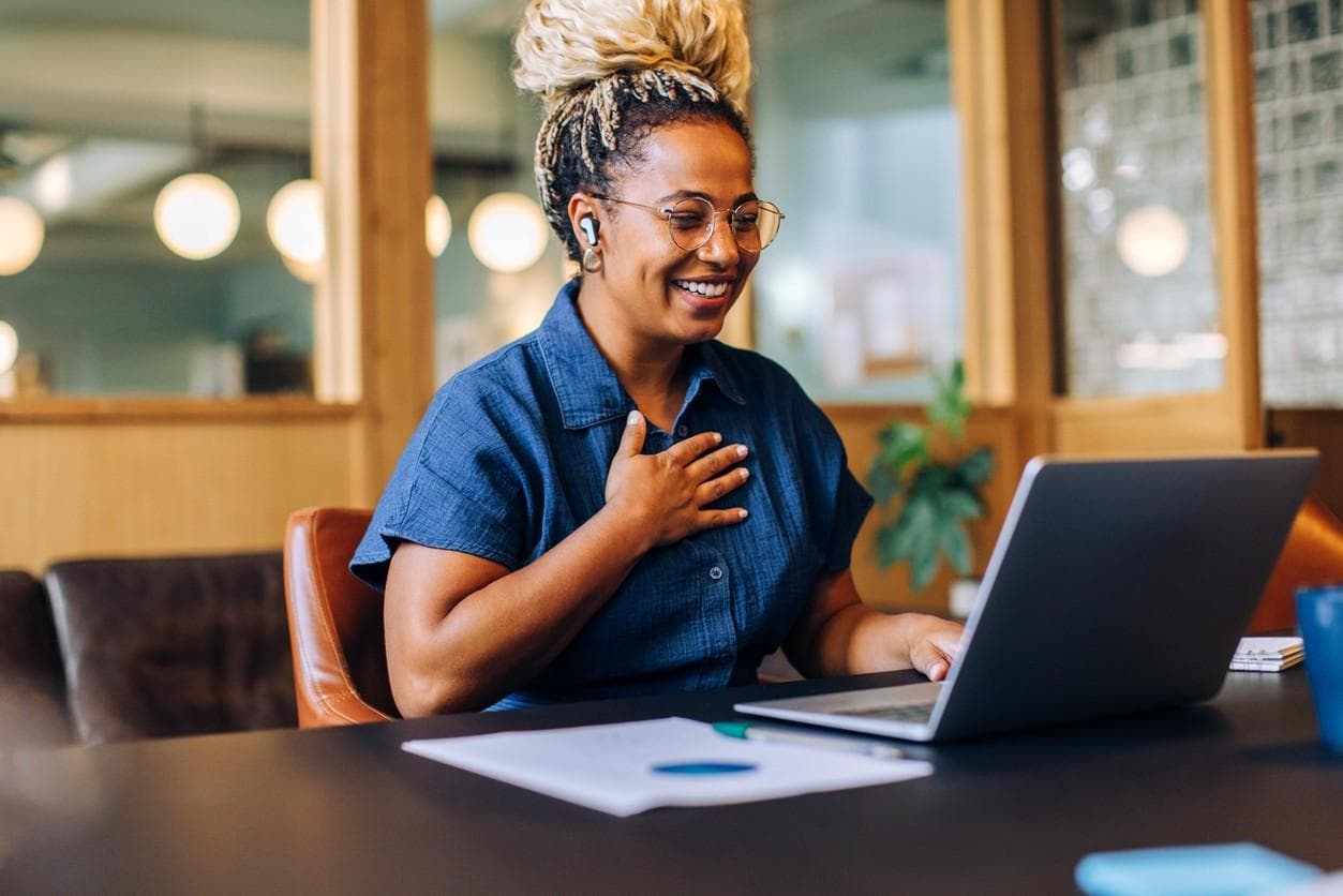 A member joining an alliance webinar from her desk